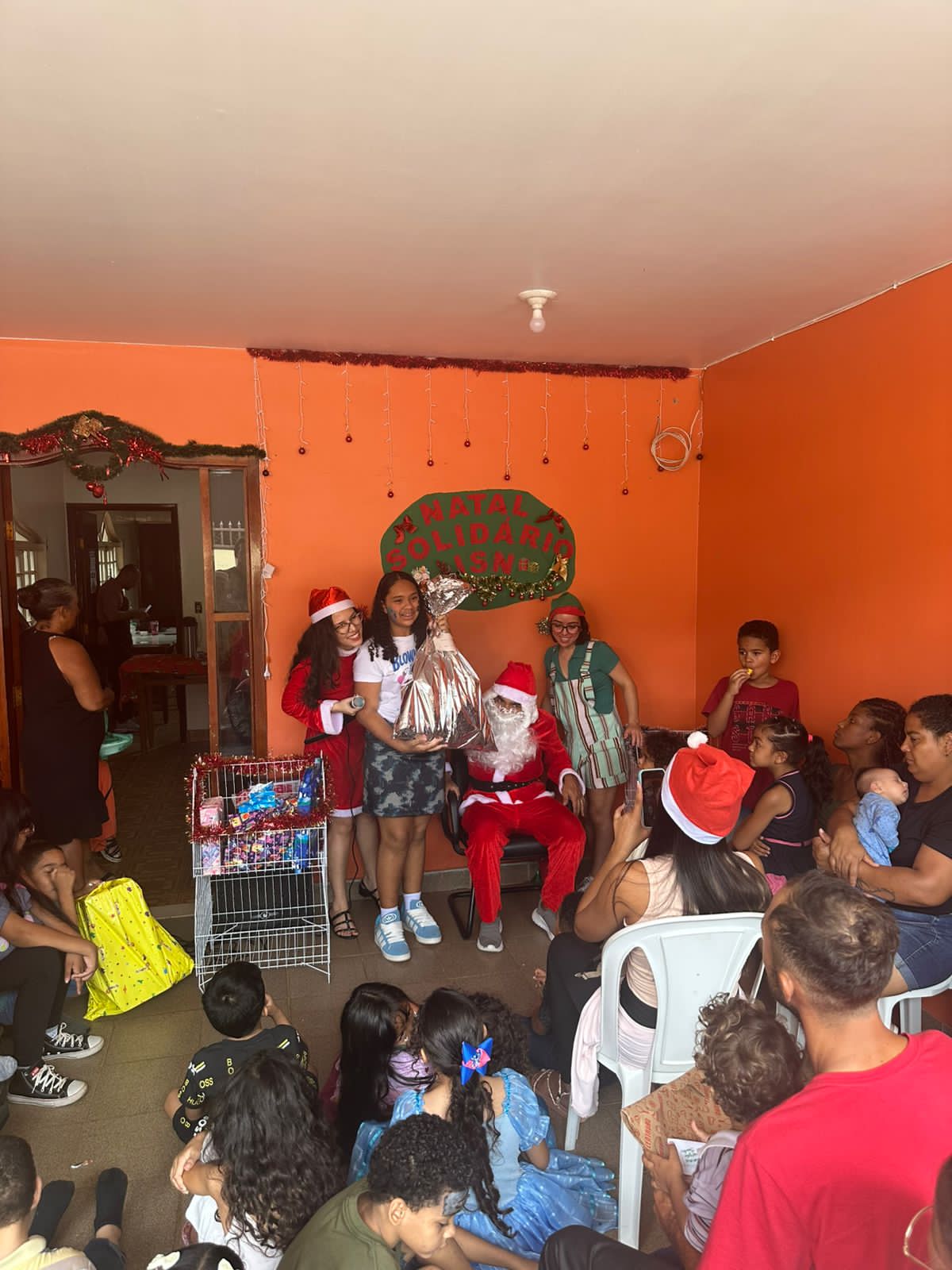 Comunidade reunida celebrando as festas de final de ano
